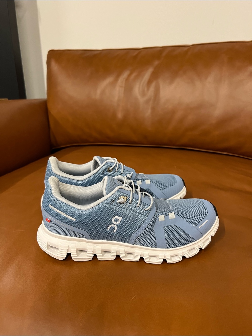 On Running WOMENS CLOUD 6 CHAMBRAY WHITE WOMENS SIZE 6.5
